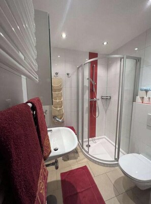 A modern bathroom with a glass-enclosed shower, a white bathtub, and a toilet. - Directly on Lake Ossiach 1 (Steindorf am Ossiacher See)