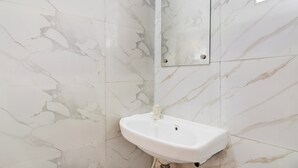 Buồng tắm vòi sen, đồ dùng nhà tắm miễn phí, khăn tắm, xà phòng 