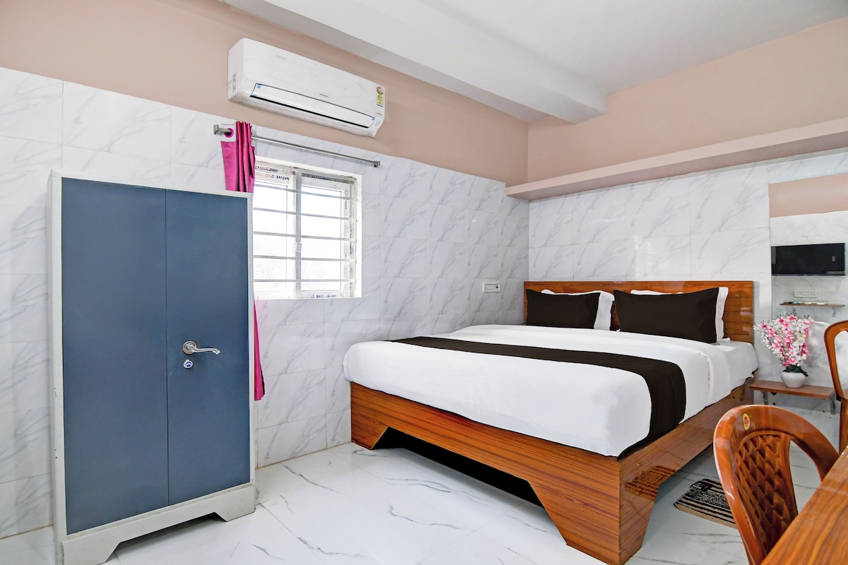 Un dormitorio con cama, armario, ventana y aire acondicionado.