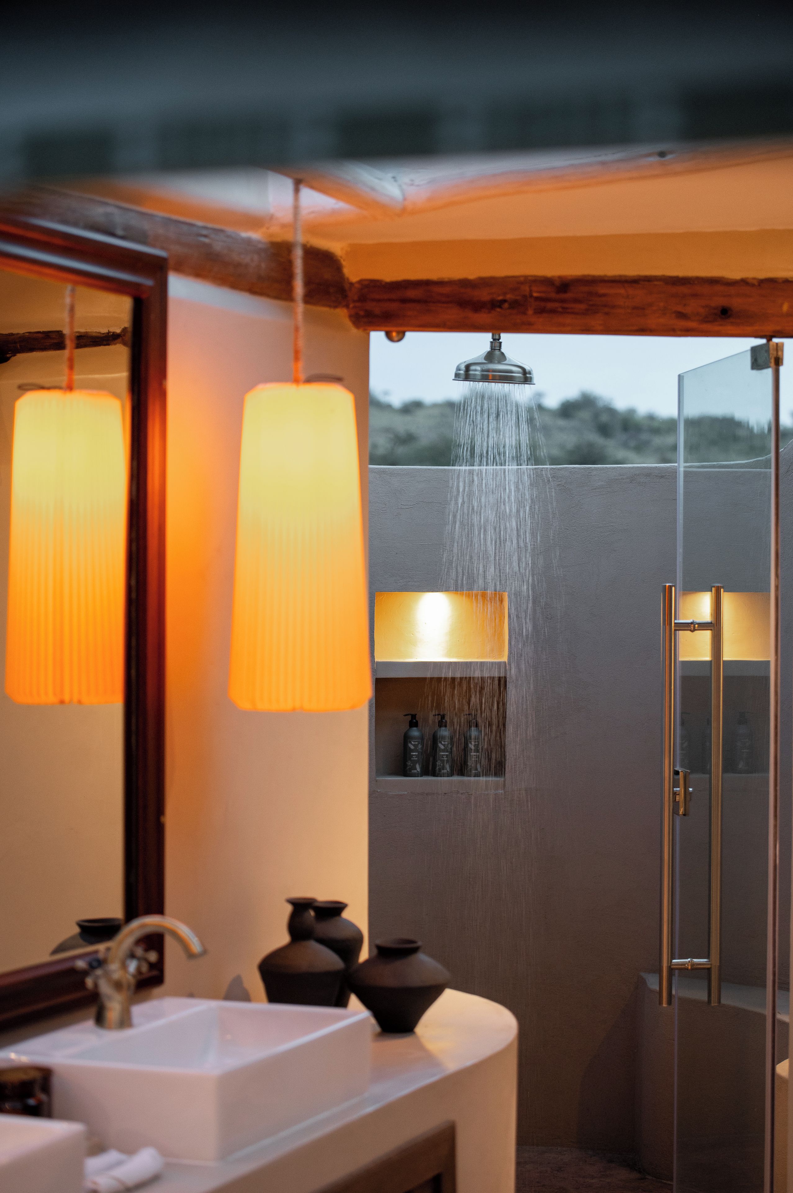 Un baño con ducha, lavabo y espejo.