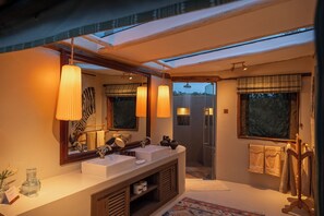 Classic Tent, Garden View | Bathroom | Separate bathtub and shower, hair dryer, slippers, towels - Hemingways River Camp Mara (Aitong)