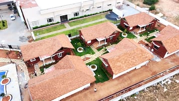 Una zona residencial con varias casas, senderos empedrados y un césped central.