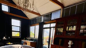 Une chambre à coucher avec un grand lit, un bureau en bois et un lustre.