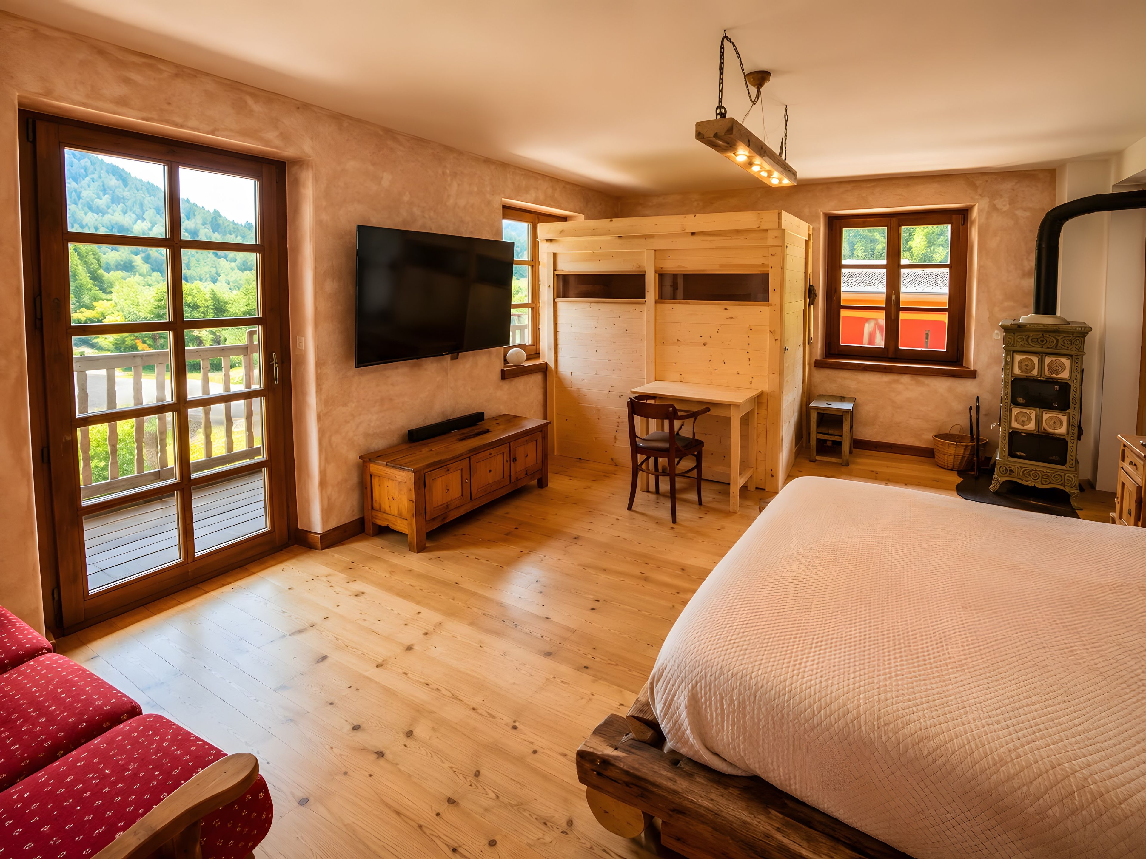 Une chambre avec un lit, une télévision, un bureau et une chaise.