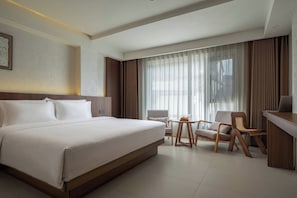 A hotel room with a large bed, a desk, a chair, and a small table. - JoyMaple Court Hotel (Wulingyuan Mark) (Zhangjiajie)