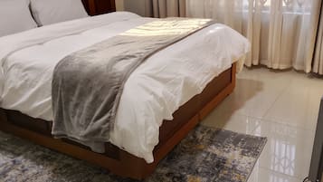 Deluxe Room, 1 Queen Bed, Non Smoking | Desk, iron/ironing board (on request), WiFi (free)