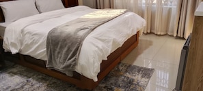 Rom – deluxe, 1 queensize-seng, ikke-røyk | Skrivebord, strykejern/-brett og wi-fi (inkludert)
