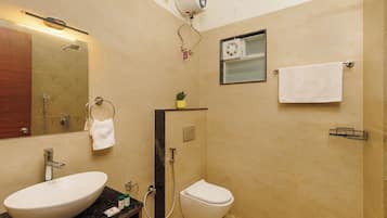 Ein Badezimmer mit einem großen Waschbecken, Toilette und Duschbereich.