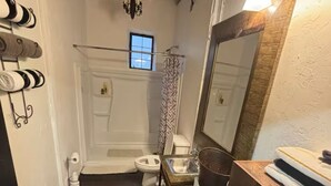 Hair dryer, towels, soap, toilet paper - Art Studio in DOWNTOWN Channelside (Tampa)
