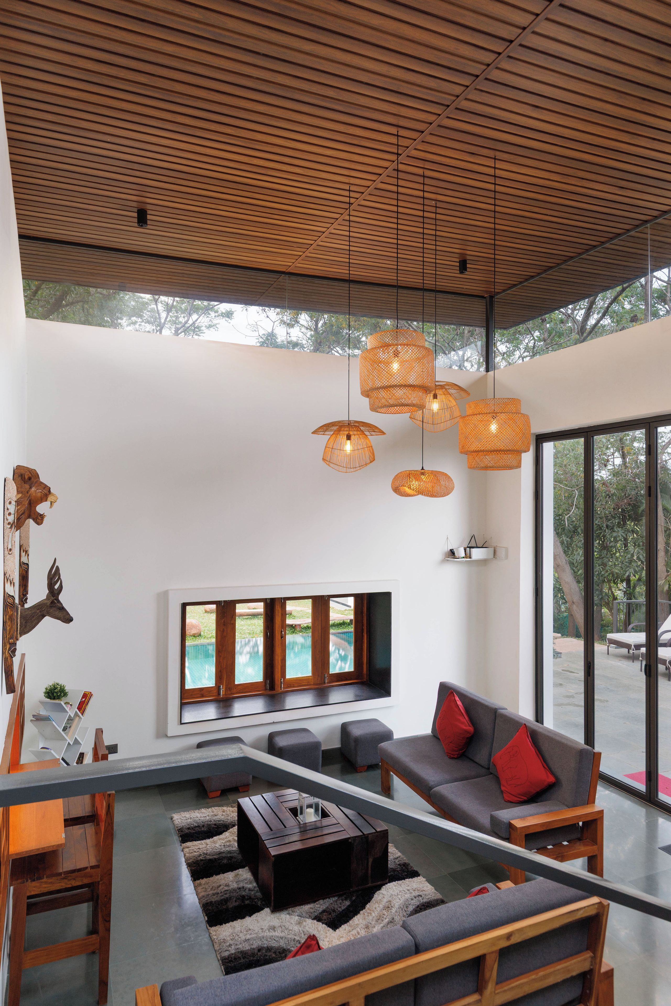 Una sala de estar moderna con un ventanal grande, un sofá, una mesa de centro y un televisor.