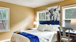 Une chambre d’hôtel avec un lit, un bureau et une chaise.
