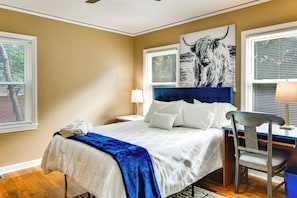 Une chambre d’hôtel avec un lit, un bureau et une chaise.
