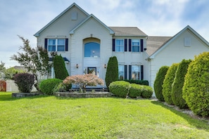 A two-story house with a front entrance, a garage, and a well-maintained lawn. - Spacious Group Getaway Near Grounds For Sculpture (East Windsor)