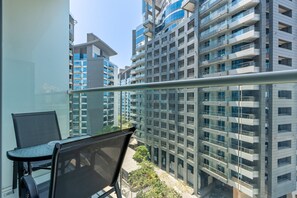 A high-rise building with multiple balconies and a view of other buildings. - Neat Studio, Near the Monorail, Nakheel Mall and a Short Ride to Atlantis (Dubai)