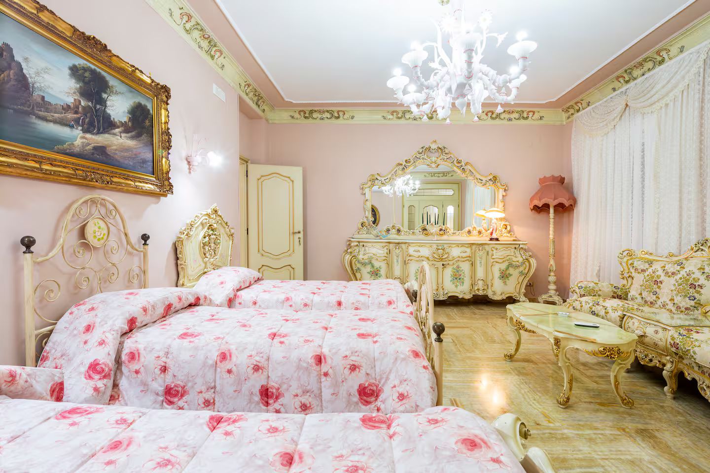 Una camera da letto con un letto grande, una cassettiera, uno specchio e un lampadario.