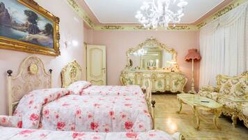 Una camera da letto con un letto grande, una cassettiera, uno specchio e un lampadario.