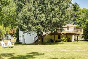 A two-story house with a covered porch and a large tree in front. - 9 Mi to Dtwn Nashville! Updated Home + Large Yard (Nashville)