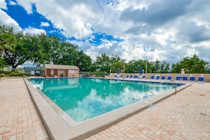 A swimming pool with a tiled deck, a changing room, and lounge chairs. - Pool Access! 'The Palmetto House' in Clermont (Clermont)