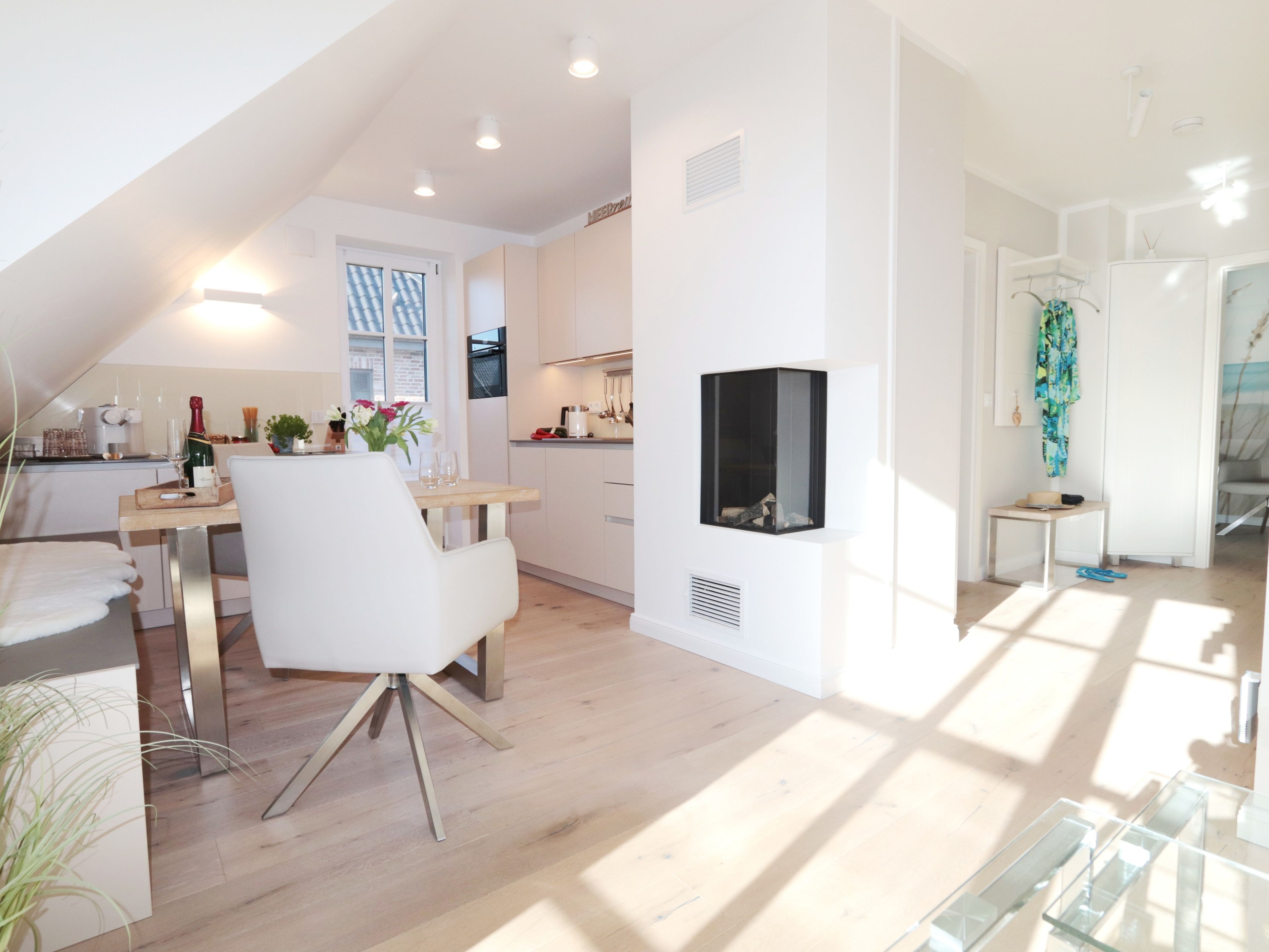Una cocina moderna con comedor, chimenea y vistas al exterior.