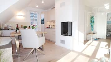 Una cocina moderna con comedor, chimenea y vistas al exterior.