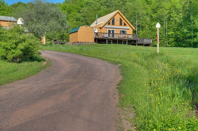 Hot Tub & Amazing Views! Family Catskills Cabin