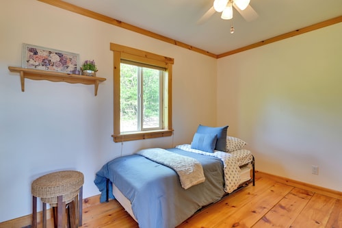 Hot Tub & Amazing Views! Family Catskills Cabin