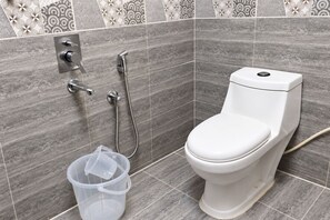 Douche, articles de toilette gratuits, serviettes fournies, savon