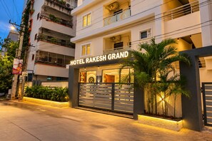 Entrada de un hotel con un cartel que dice 'HOTEL RAKESH GRAND'.