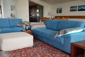 A living room with two sofas, a coffee table, and a patterned rug. - Friesland Zilverreiger 4 (JK Workum)