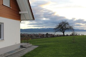 A modern house with a view of a lake and mountains. - Holiday apartment with 1 bedroom (Kressbronn)