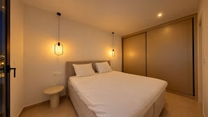 A bedroom with a bed, bedside lamps, a toilet, and a wardrobe. - Villa Almoradi 6P - Pool - Jacuzzi (Almoradí)