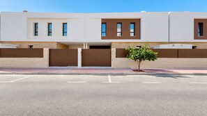 A modern two-story building with a flat roof, large windows, and a gated entrance. - Villa Almoradi 6P - Pool - Jacuzzi (Almoradí)