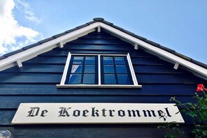 A building with a sign that reads 'De Koektmel.' - Holiday home de Koektrommel (Domburg)