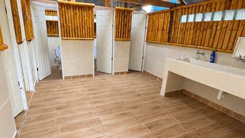 Cabaña básica, vistas a la playa | Baño