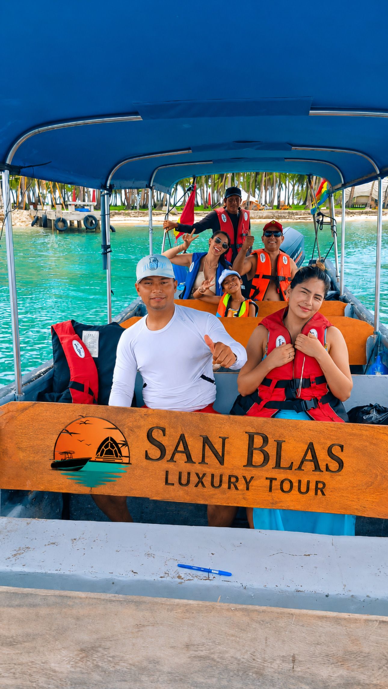 Ein Boot mit einem Schild, auf dem 'SAN BLAS LUXURY TOUR' steht, und Personen in Schwimmwesten.