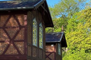Ein Gebäude mit markanter Architektur und geometrischen Mustern, das zahlreiche Fenster aufweist.