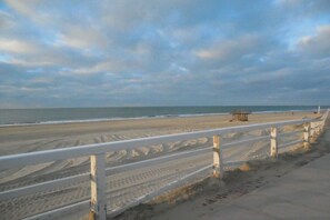 A beach with a sandy walkway and a lifeguard tower. - 1 in the Annelene house (Westerland\/ Sylt)