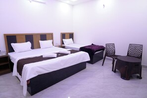 Dreibettzimmer, Stadtblick | Schreibtisch, laptopgeeigneter Arbeitsplatz, kostenloses WLAN