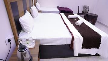 Triple Room, City View | Desk, laptop workspace, free WiFi