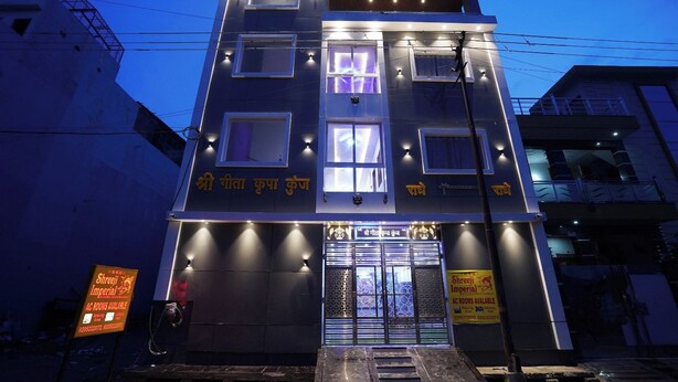 Een meerhoog gebouw met verlichte reclameborden en ramen.