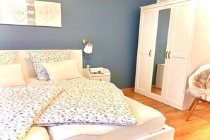A bedroom with a bed, nightstand, and wardrobe. - Holiday apartment with 1 bedroom (Prerow)