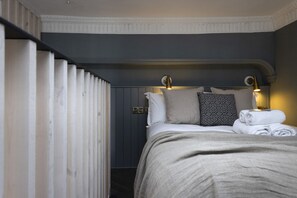 A hotel room with a bed, pillows, a lamp, and a window with curtains. - Georgian Townhouse Studio, Heart of Edinburgh (Edinburgh)
