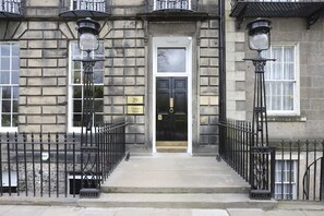 A building with a black door, a number '29' sign, and a 'Queen Street' sign. - Georgian Townhouse Studio, Heart of Edinburgh (Edinburgh)