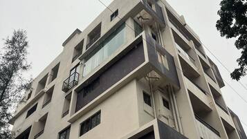 Een meerhoog gebouw met balkons, grote ramen en een moderne architectuur.