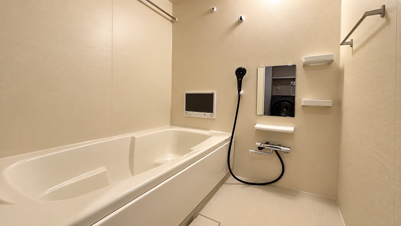 Un baño con bañera, ducha de mano e inodoro integrado.