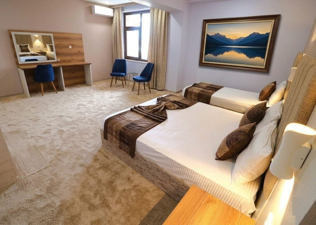 Une chambre d’hôtel avec un lit, un bureau et une chaise.