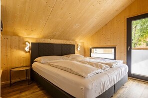 Ein Schlafzimmer mit einem Bett, einem Nachttisch und einem Fenster.