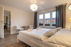 Ein Schlafzimmer mit einem Bett, einem Schreibtisch und einem Stuhl.