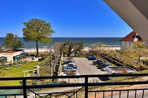 A view of a parking lot with a beach and ocean in the background. - Holiday apartments with Baltic Sea view (Bansin (Seebad))