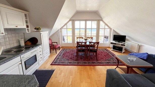 Un moderno loft con cucina, zona pranzo e soggiorno.
